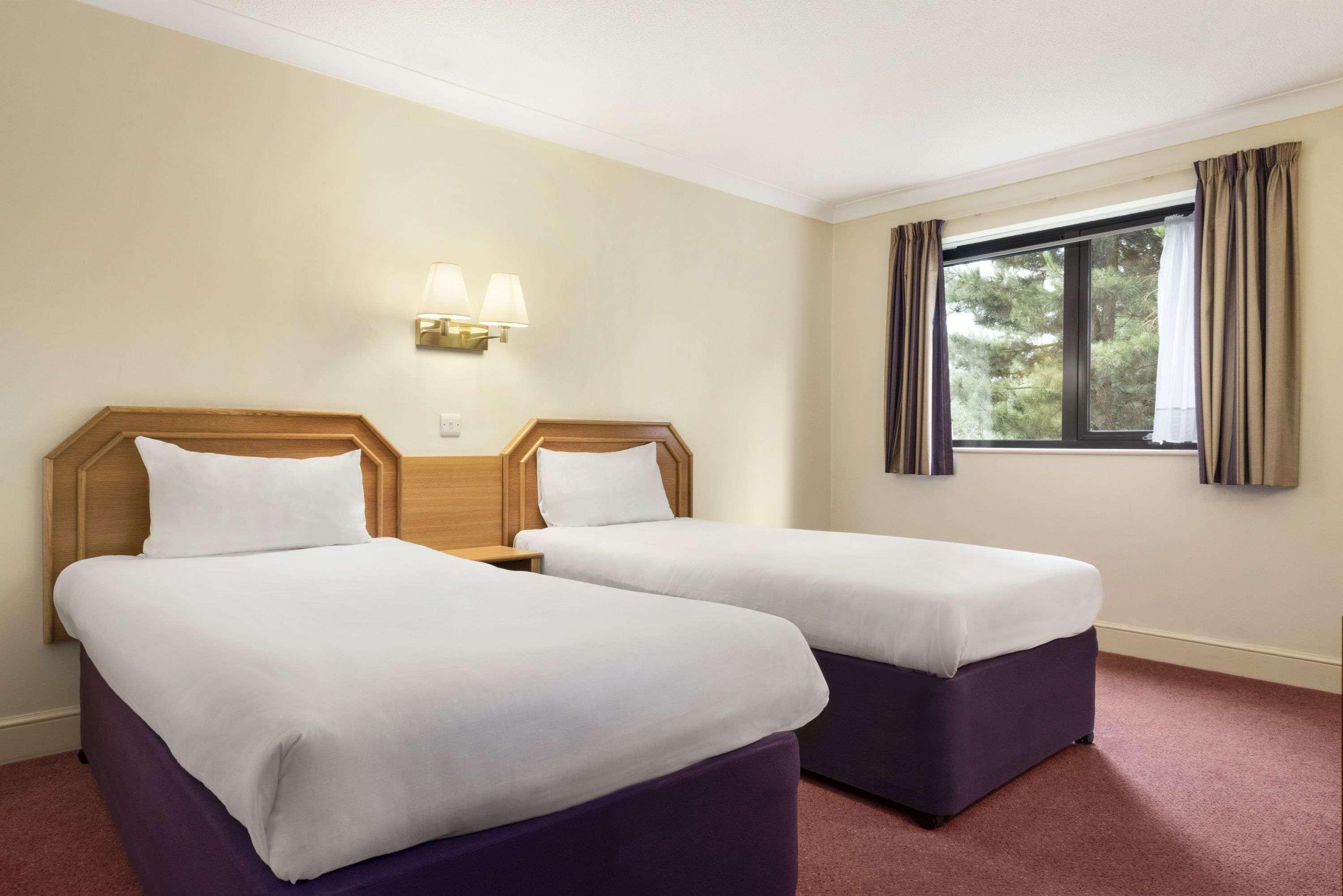 Days Inn Stafford Eksteriør bilde