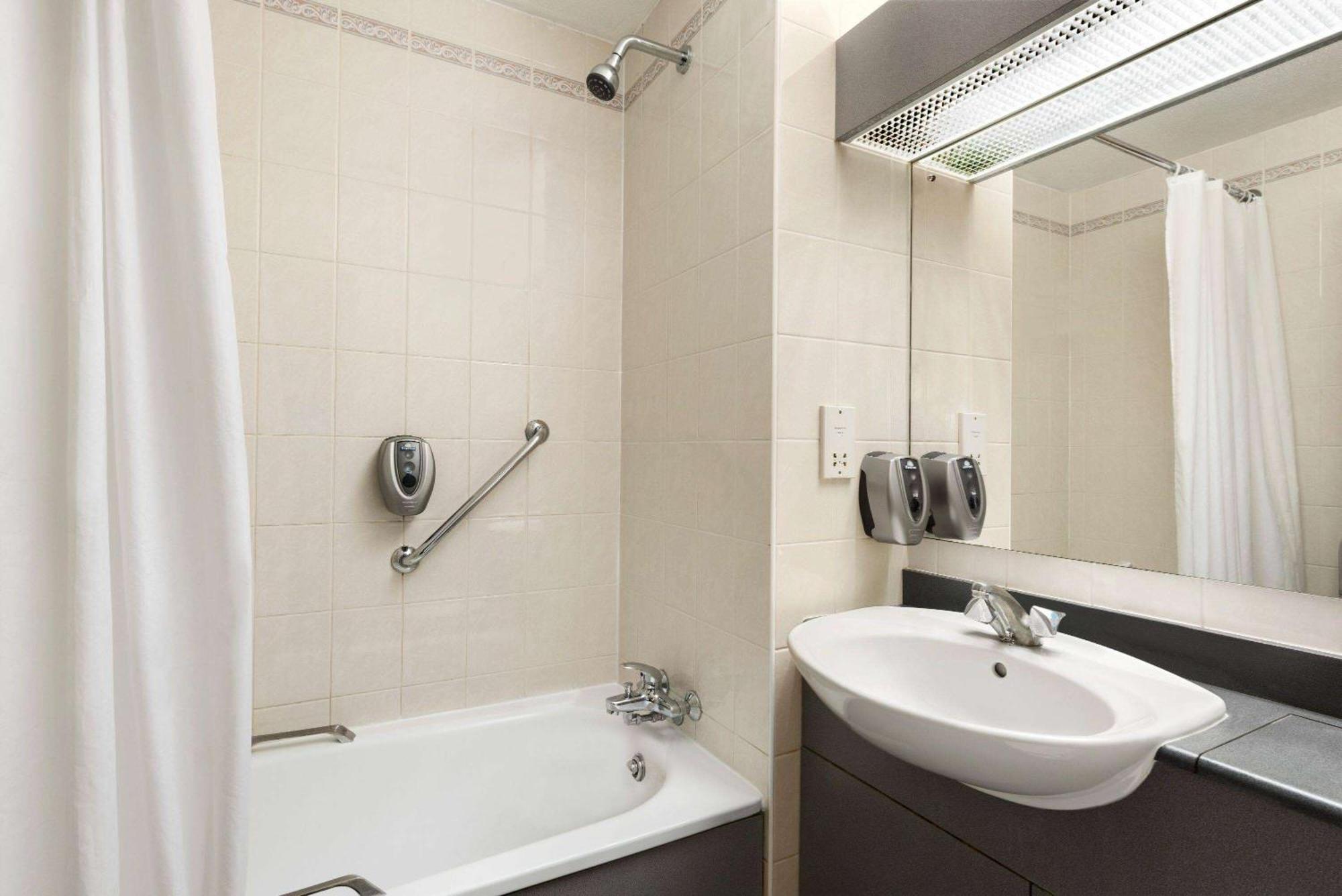 Days Inn Stafford Eksteriør bilde