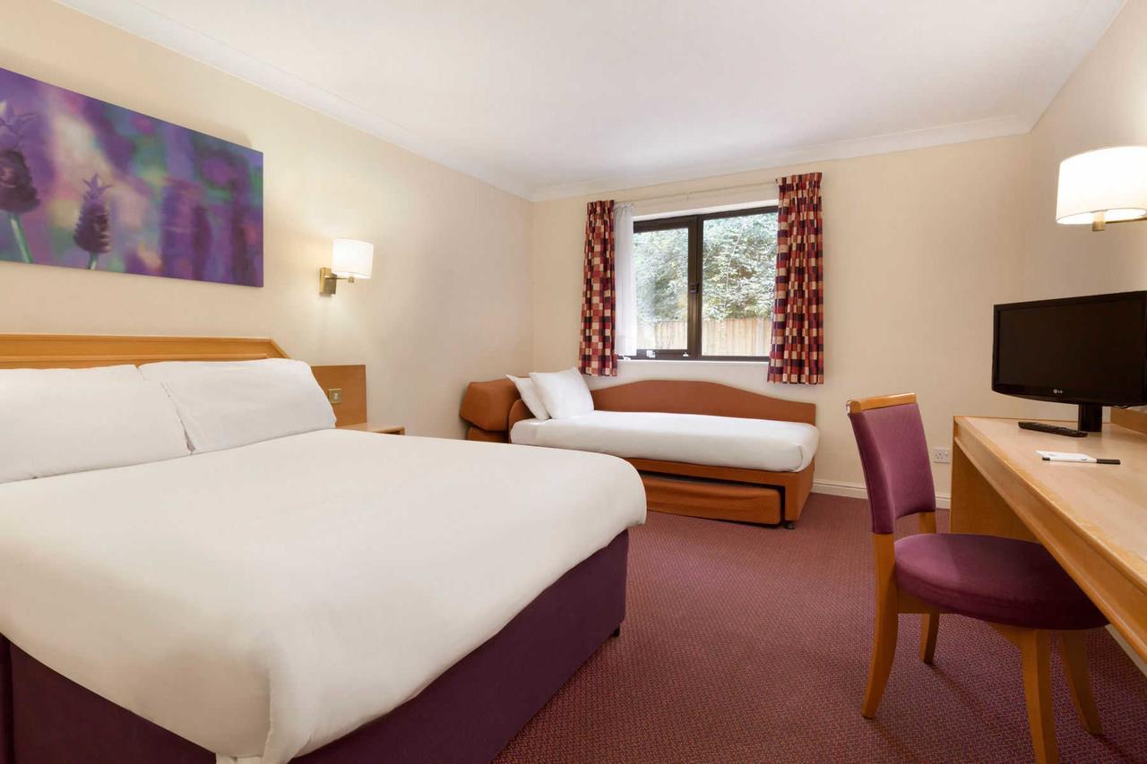 Days Inn Stafford Eksteriør bilde