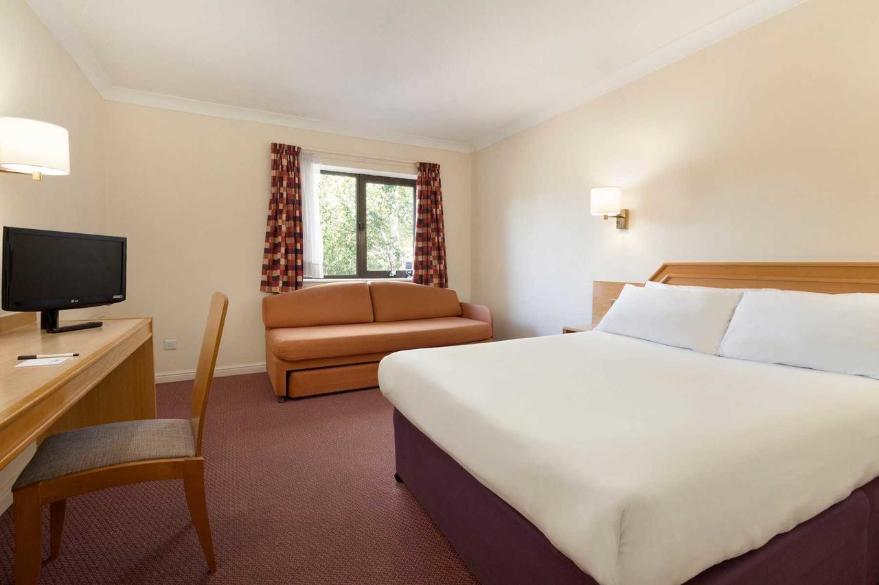 Days Inn Stafford Eksteriør bilde