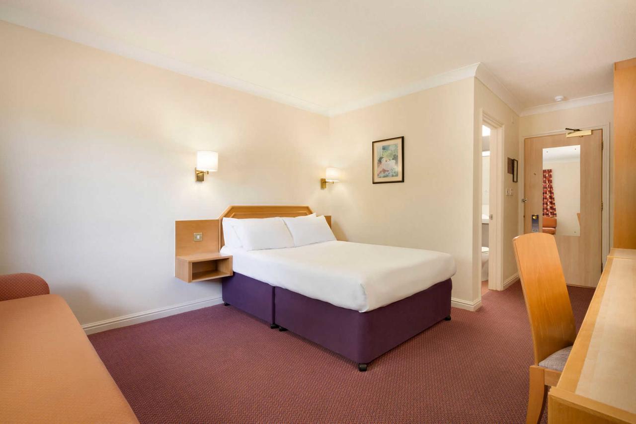 Days Inn Stafford Eksteriør bilde
